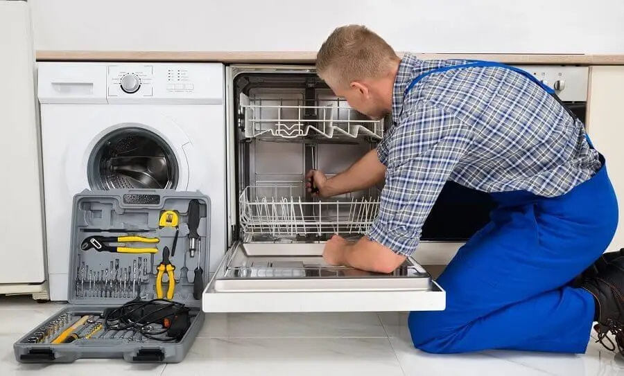 Akyazı Warmhaus servisi teknisyen ekibi beyaz eşya tamiri yaparken